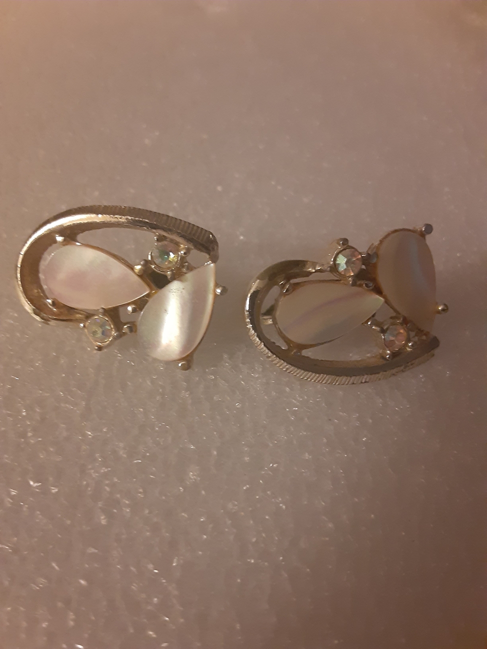 Vintage Elegant White Mother-of-Pearl Teardrop Clip On Earrings With Rhinestone